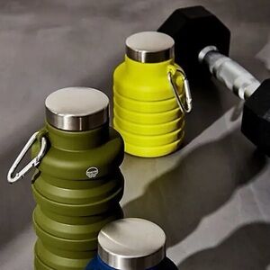 FP MOVEMENT X MAYIM
Exclusive 20 oz Collapsible
Carabiner Bottle
Neon Green